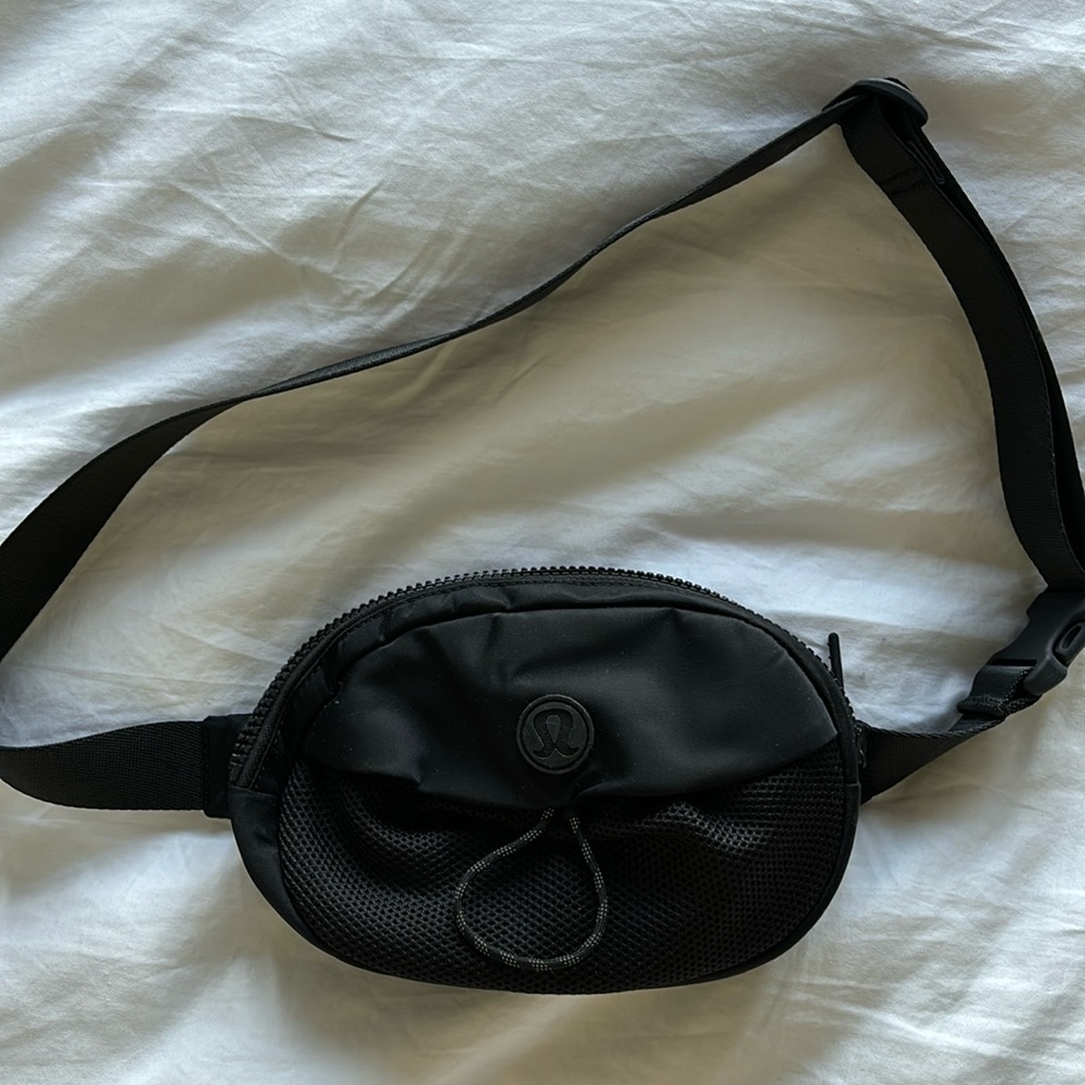 LULULEMON CROSS BODY BELT BAG